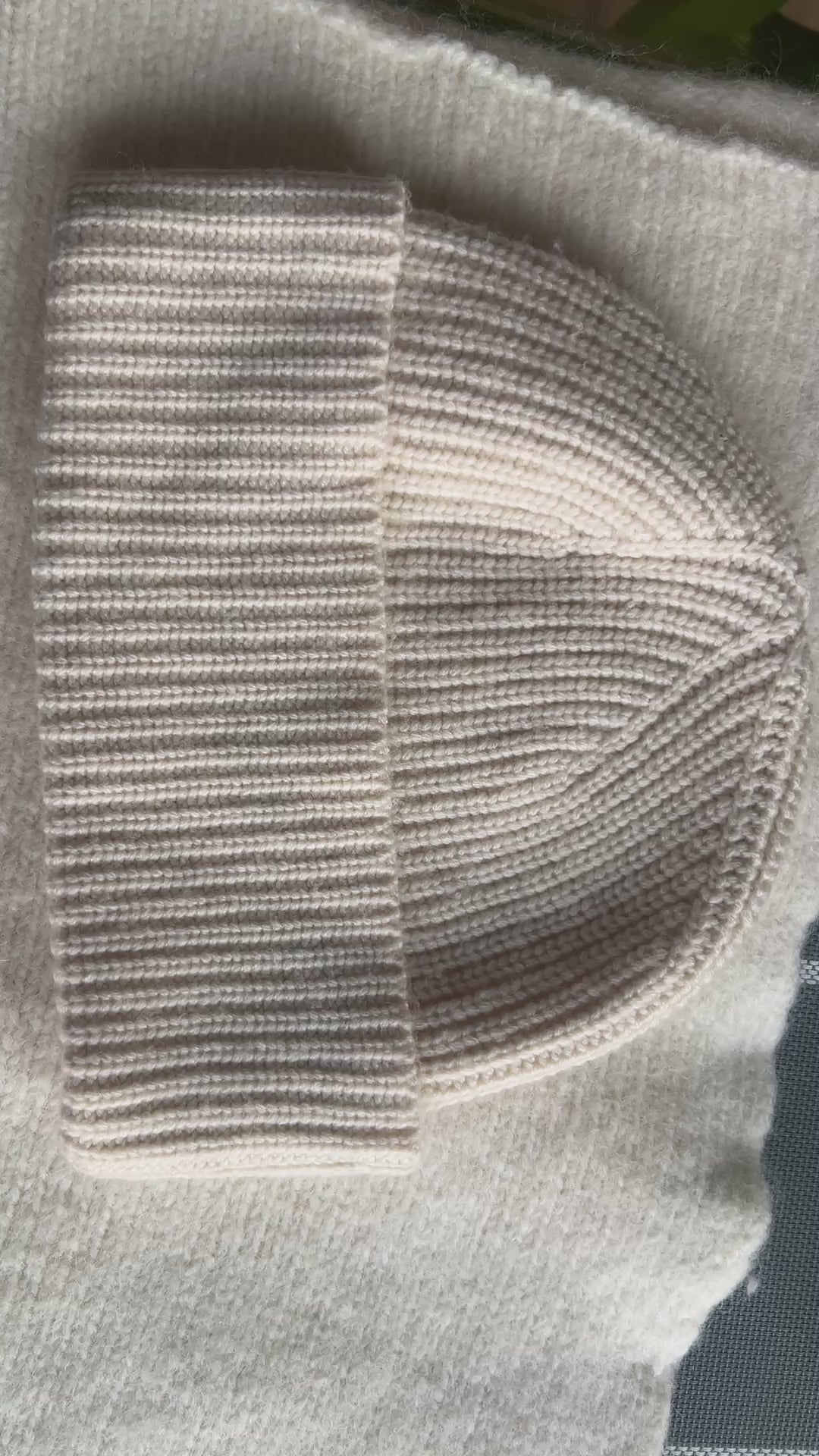 Product demonstration video of Off White Noma 100% Pure Himalayan Cashmere Hand-Knit Beanie